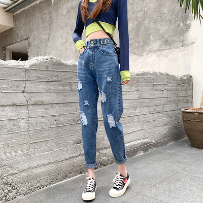 Γυναικεία τζιν με μεταλλικό στοιχείο και σκισμένα μοτίβα