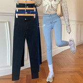 Piegulošs sieviešu džinsu modelis ar augstu vidukli