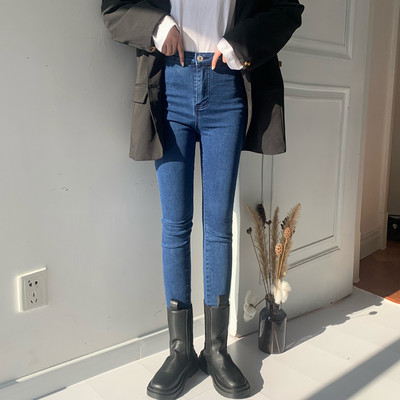 Piegulošs sieviešu džinsu modelis ar augstu vidukli