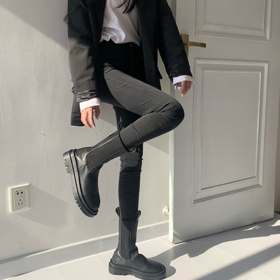 Piegulošs sieviešu džinsu modelis ar augstu vidukli