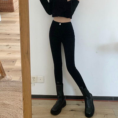 Piegulošs sieviešu džinsu modelis ar augstu vidukli