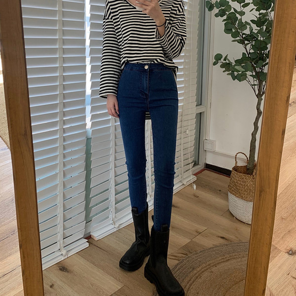 Piegulošs sieviešu džinsu modelis ar augstu vidukli