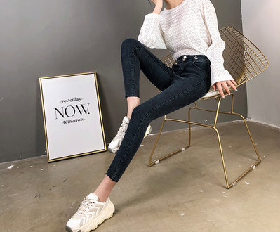 Γυναικεία τζιν με υψηλή μέση με μεταλλικό στοιχείο και κορδόνια