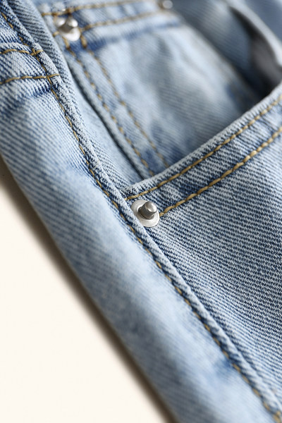 Model larg de blugi cu motiv rupt