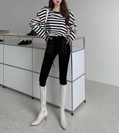 Γυναικεία τζιν με κορδόνια και ψηλή μέση σε μαύρο και μπλε