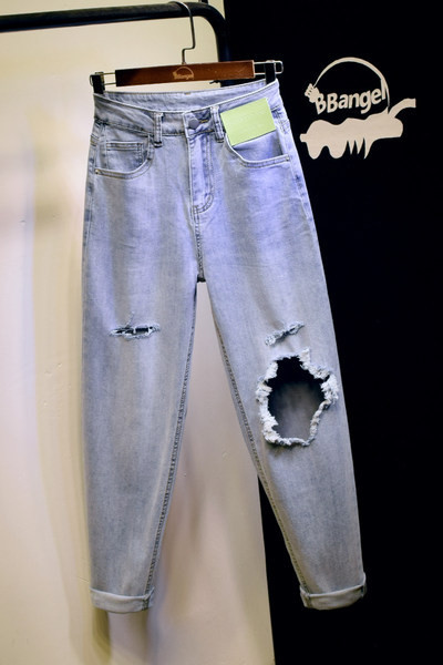 Blugi de dama din denim usor cu motive rupte si emblema