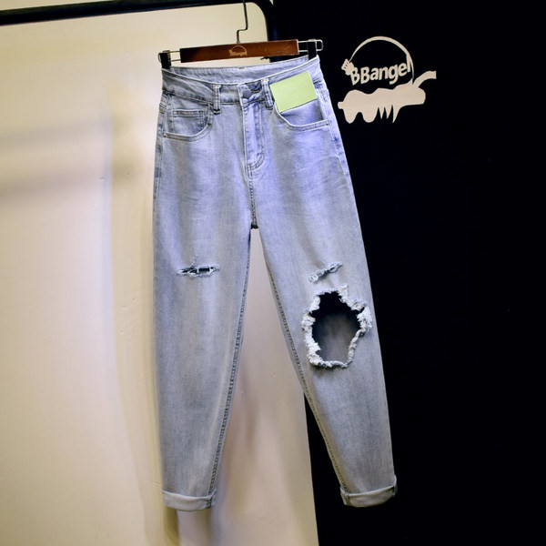 Blugi de dama din denim usor cu motive rupte si emblema