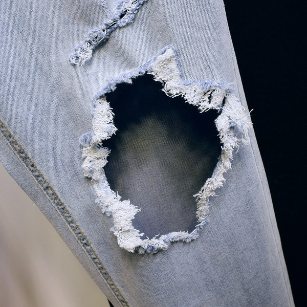 Blugi de dama din denim usor cu motive rupte si emblema