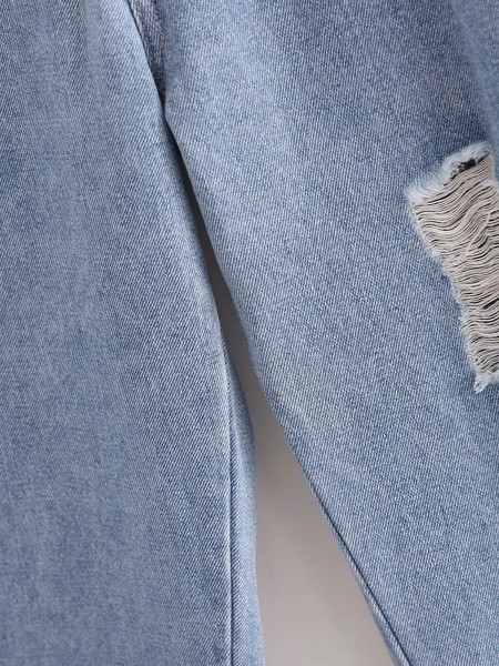 Γυναικείο ασύμμετρο μοντέλο τζιν με κρόσια και σκισμένα εφέ