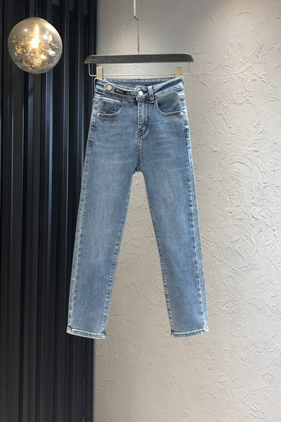 Γυναικεία μοντέρνα τζιν με τσέπες και ψηλή μέση