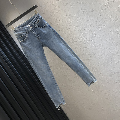 Γυναικεία τζιν σε μπλε και άσπρο - απλό μοντέλο