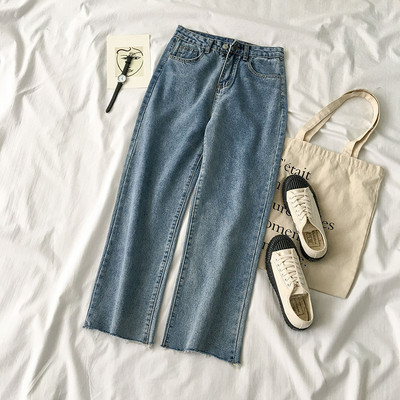 Μοντέλο τζιν casual με ψηλή μέση και τσέπες