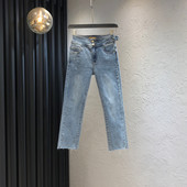 Γυναικεία τζιν με τσέπες και κουμπιά