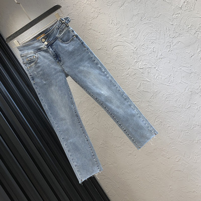 Γυναικεία τζιν με τσέπες και κουμπιά