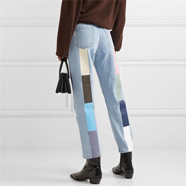 Μοντέρνο τζιν με έγχρωμη εκτύπωση 