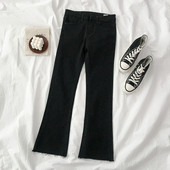 Γυναικεία τζιν με τσέπες και κουμπί σ μαύρο χρώμα