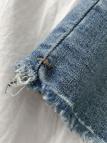 Mūsdienīgi sieviešu džinsi ar kabatām un pogu