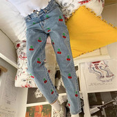 Γυναικεία τζιν ίσια με χρωματιστό κέντημα