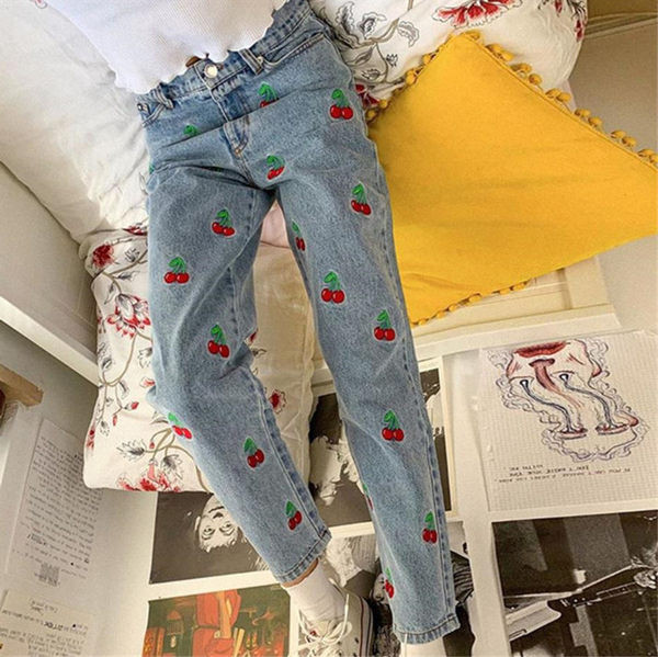 Γυναικεία τζιν ίσια με χρωματιστό κέντημα