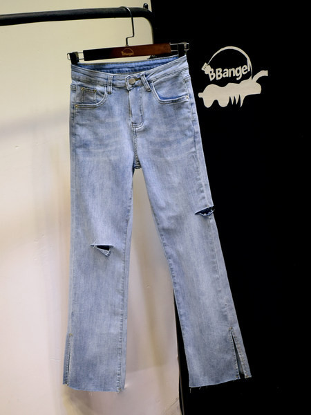 Ravni model ženskih traperica sa poderanim motivima - u plavoj boji