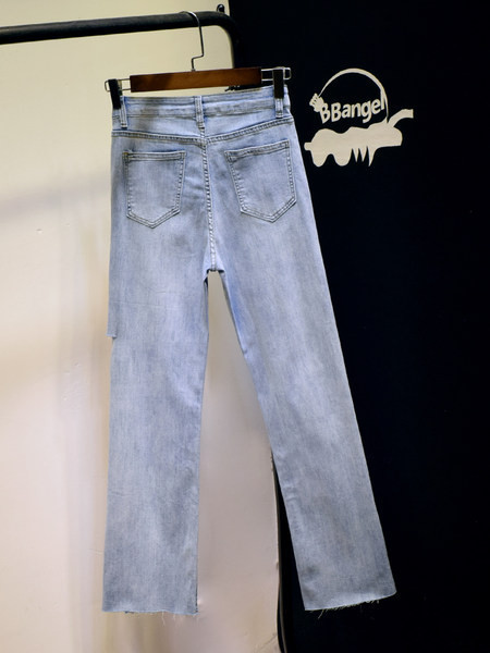 Ravni model ženskih traperica sa poderanim motivima - u plavoj boji