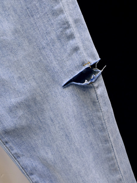 Ravni model ženskih traperica sa poderanim motivima - u plavoj boji