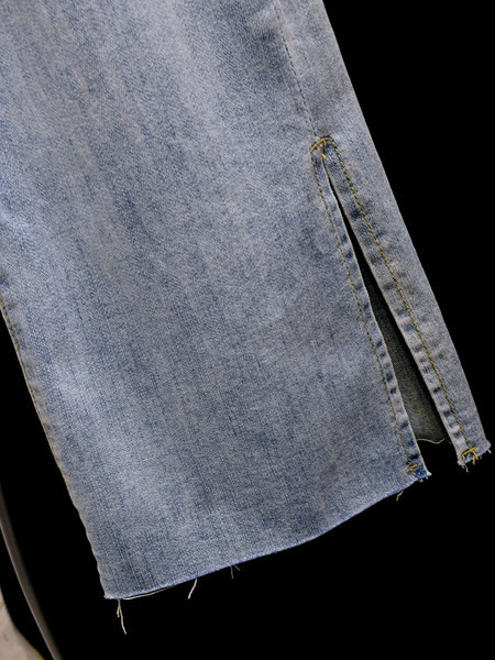 Ravni model ženskih traperica sa poderanim motivima - u plavoj boji