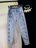 Ikdienas sieviešu džinsi ar izšūtām sirsniņām zilā krāsā