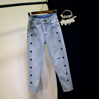 Ikdienas sieviešu džinsi ar izšūtām sirsniņām zilā krāsā