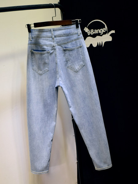 Ikdienas sieviešu džinsi ar izšūtām sirsniņām zilā krāsā