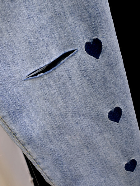 Ikdienas sieviešu džinsi ar izšūtām sirsniņām zilā krāsā