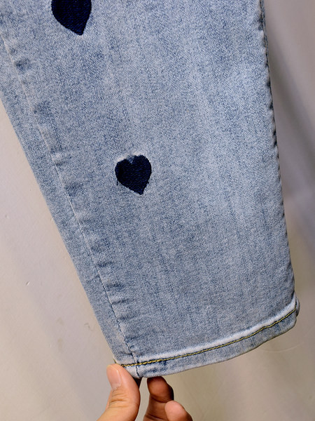 Ikdienas sieviešu džinsi ar izšūtām sirsniņām zilā krāsā