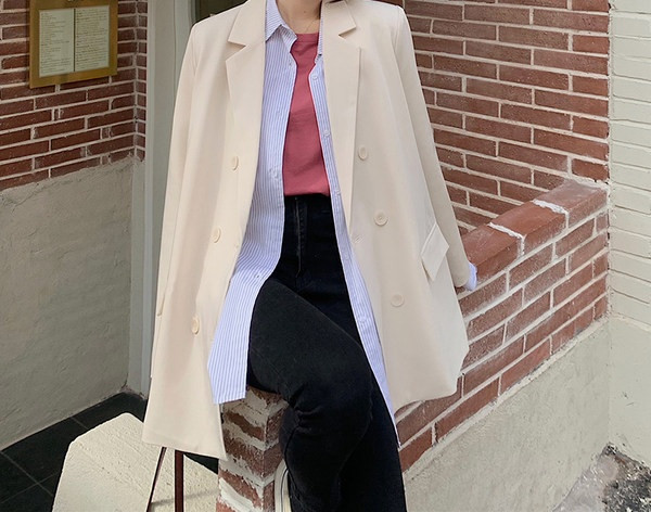 Stilingas moteriškas ilgos striukės platus modelis su sagomis