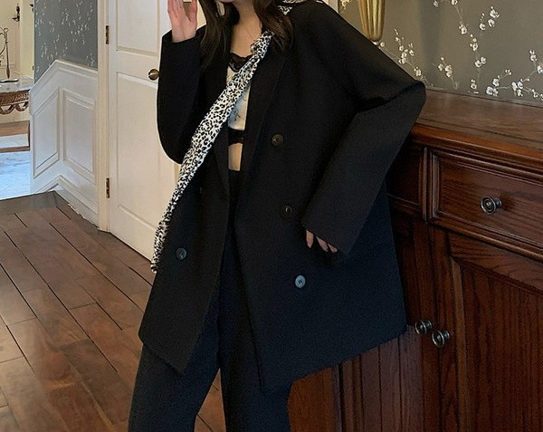 Stilingas moteriškas ilgos striukės platus modelis su sagomis