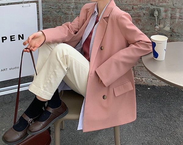 Stilingas moteriškas ilgos striukės platus modelis su sagomis