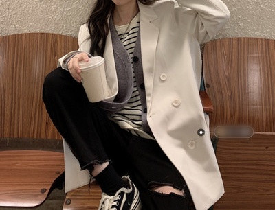 Geaca de dama eleganta model lat cu nasturi si decolteu spitz