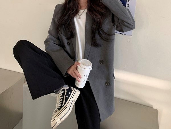 Geaca de dama eleganta model lat cu nasturi si decolteu spitz