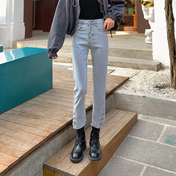 Pašreizējais sieviešu džinsu modelis ar augstu vidukli gaišā krāsā