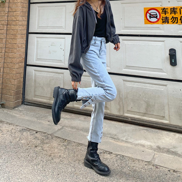 Pašreizējais sieviešu džinsu modelis ar augstu vidukli gaišā krāsā