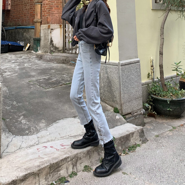 Pašreizējais sieviešu džinsu modelis ar augstu vidukli gaišā krāsā