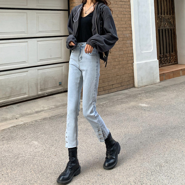 Pašreizējais sieviešu džinsu modelis ar augstu vidukli gaišā krāsā