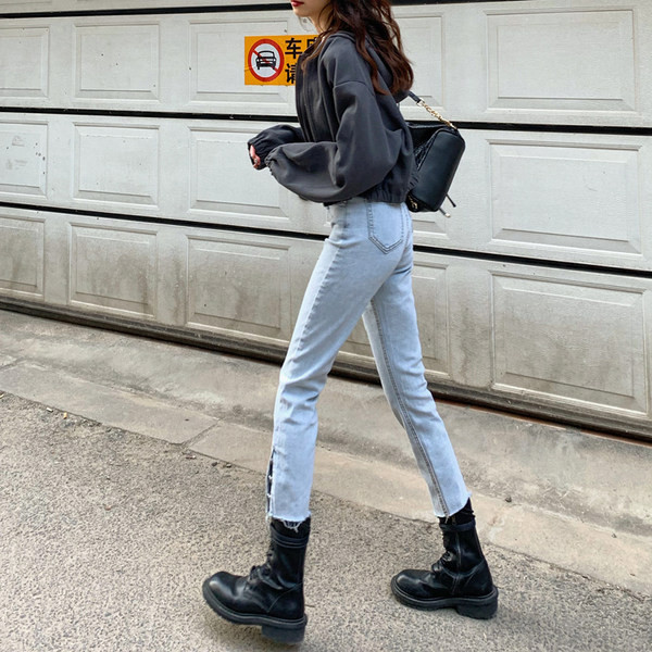 Pašreizējais sieviešu džinsu modelis ar augstu vidukli gaišā krāsā