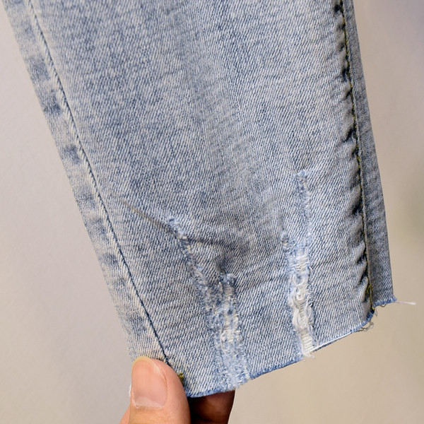 Sieviešu džinsi ar augstu vidukli un plēstiem motīviem - zilā krāsā