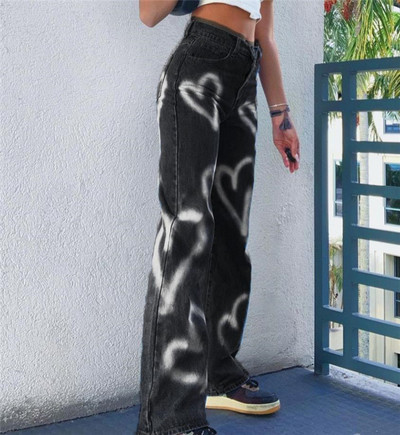 Blugi de dama cu picioare late si inimioare aplicate