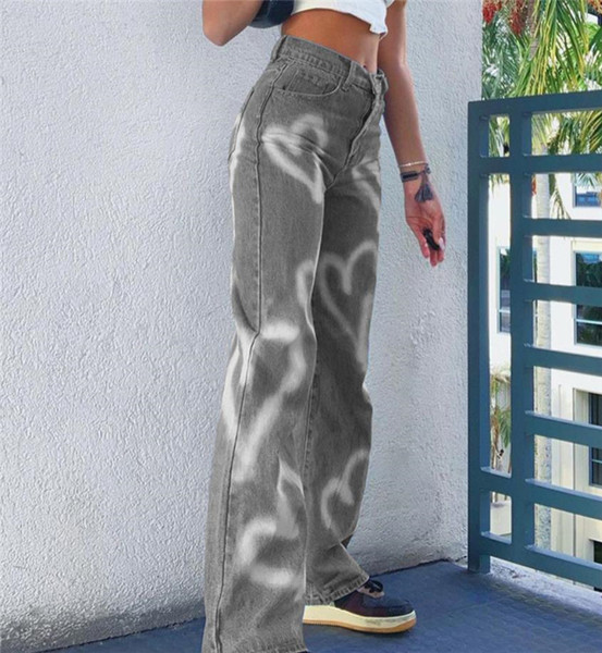 Blugi de dama cu picioare late si inimioare aplicate