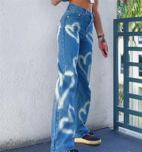 Blugi de dama cu picioare late si inimioare aplicate