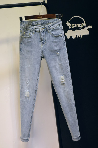 Ikdienas sieviešu džinsi ar saplēstiem elementiem -Slaids modelis