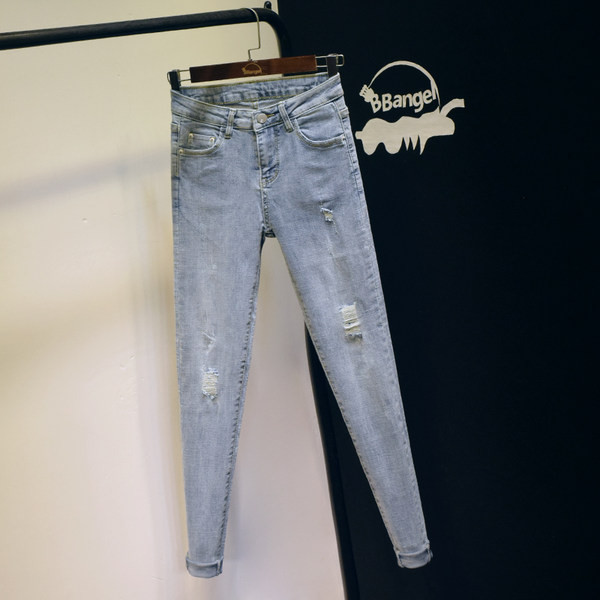 Ikdienas sieviešu džinsi ar saplēstiem elementiem -Slaids modelis