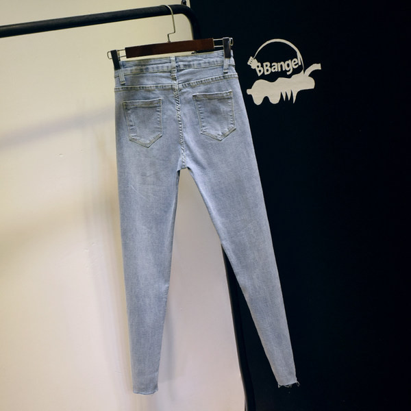 Ikdienas sieviešu džinsi ar saplēstiem elementiem -Slaids modelis