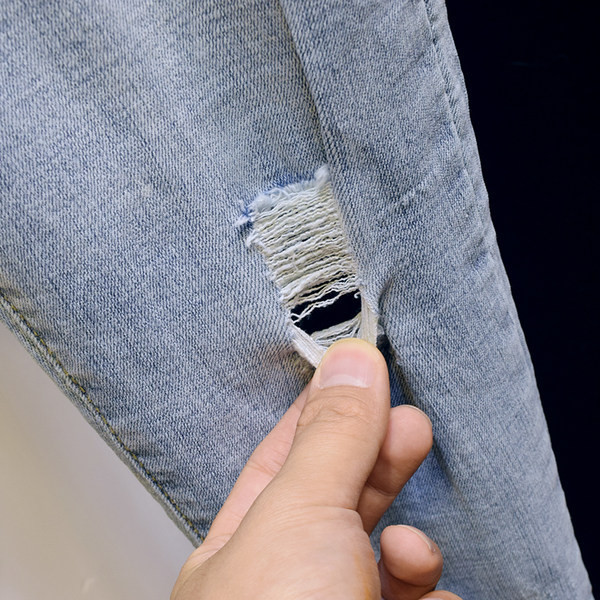 Ikdienas sieviešu džinsi ar saplēstiem elementiem -Slaids modelis